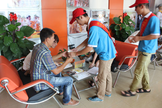 �����¶������ѧУС��ñ־Ը��Ϊѧ���ҳ��������