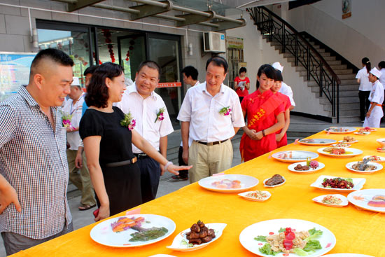 �μӽ�����ʽ���쵼�ǲι۴����Ӣ��ѧ�ӵ���Ʒ