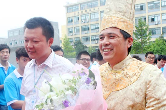 �����¶������ѧУ��ͬѧ���жӻ�ӭ����ʦ�ĵ���