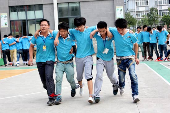 杭州新东方烹饪学校"趣味大赛"之5人6足运动竞走教程视频手控图片