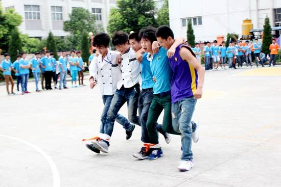 ����˷ܶ�Ŭ����С����ǰ��