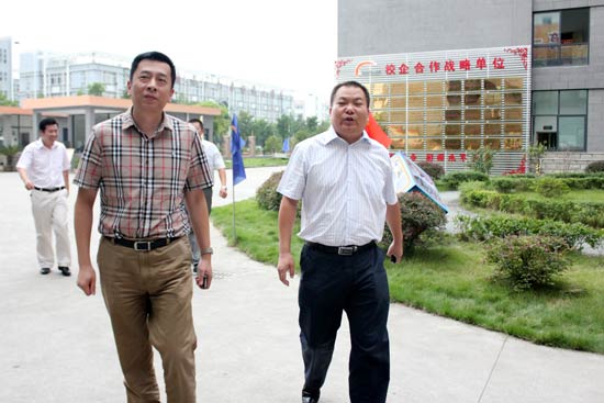 ������������񸱾ֳ�����У������ͬ�²ιۺ����¶������ѧУ