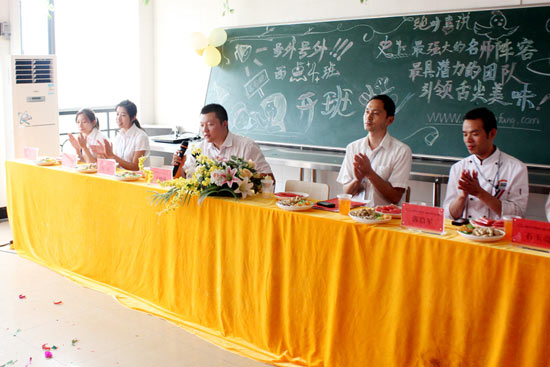 �����¶������ѧУ���������İ࿪�����ĸ�λУ�쵼�ͽ�ʦ