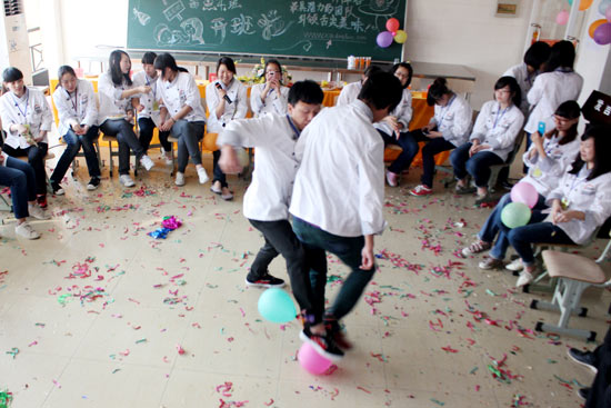 ��������Խ�����ͬѧ�ǿ�ʼ��������ϷͼΪ�����򻷽�