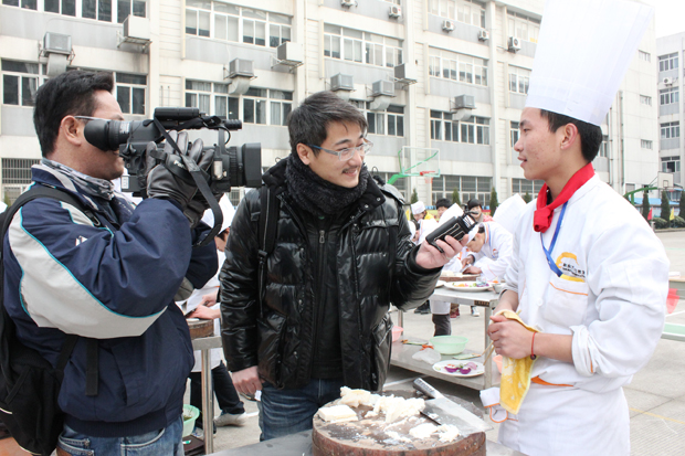 台湾三立电视台参访我校大厨班选手2