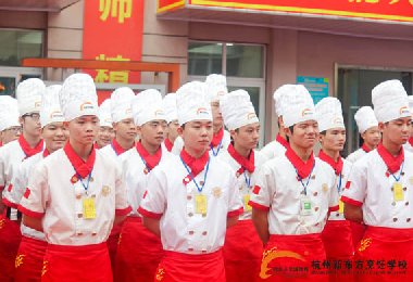 学厨师到厨师学校好还是当学徒好?