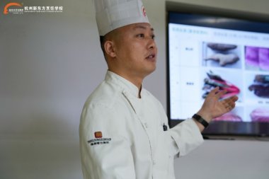 隆聚餐饮名厨入校授课,杭州新东方让学生“在校触达行业一线”
